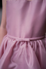 Mädchenkleid aus Satin in A-Linie in Altrosa mit Spitzendetails