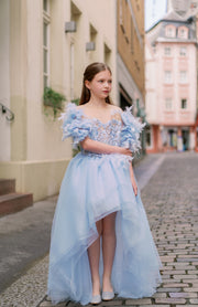 Kleid zum Mieten - Hellblaues Vokuhila Prinzessinnen-Mädchenkleid mit Federdetails