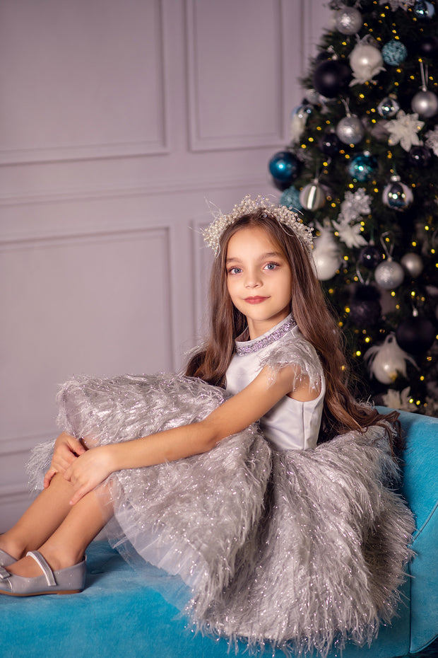 Festive grey dress for girls with feather appliqués. Handmade girl dress for special occasions: Christmas, New Year's Eve, flower girls, weddings, birthdays, communion.