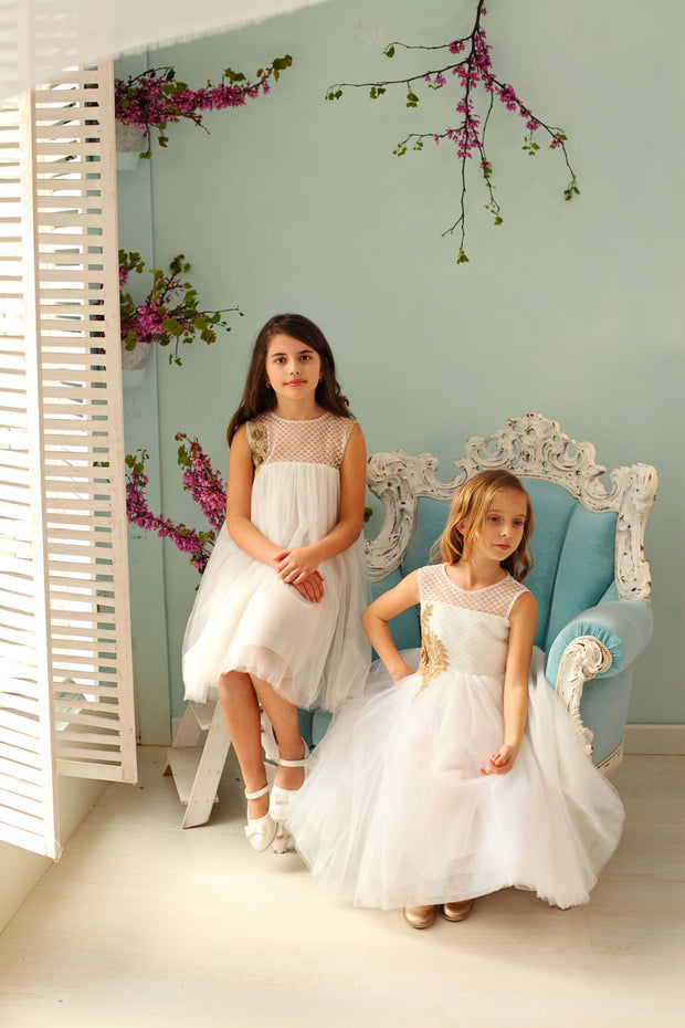 flower girls in white tulle dress for wedding