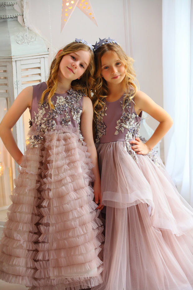 Langes lilafarbenes Blumenmädchenkleid mit gerüschtem Tüllrock und blumenbesticktem Oberteil - Mädchenkleid für besondere Anlässe