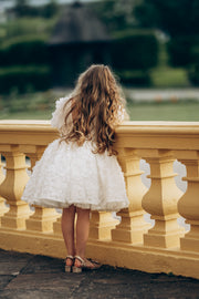 Kleid zum Mieten - Knielanges weißes Kleid mit 3D-Blumenstickerei