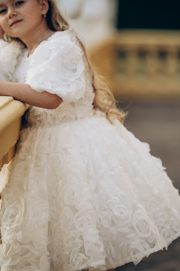 Kleid zum Mieten - Knielanges weißes Kleid mit 3D-Blumenstickerei