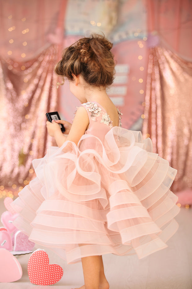 Voluminöses rosa Blumenmädchenkleid mit Blumenstickerei - Mädchenkleid für besondere Anlässe